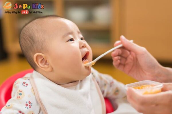 trẻ biếng ăn chậm lớn