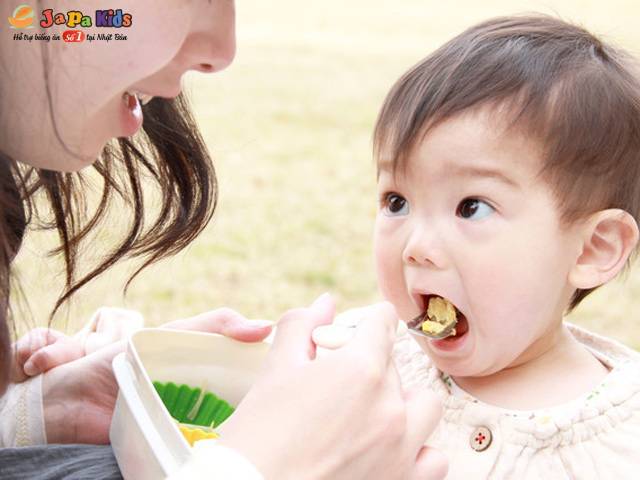 bé lười ăn dặm
