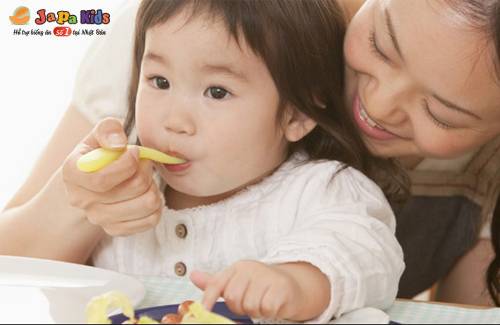 bé ăn nhiều nhưng không tăng cân